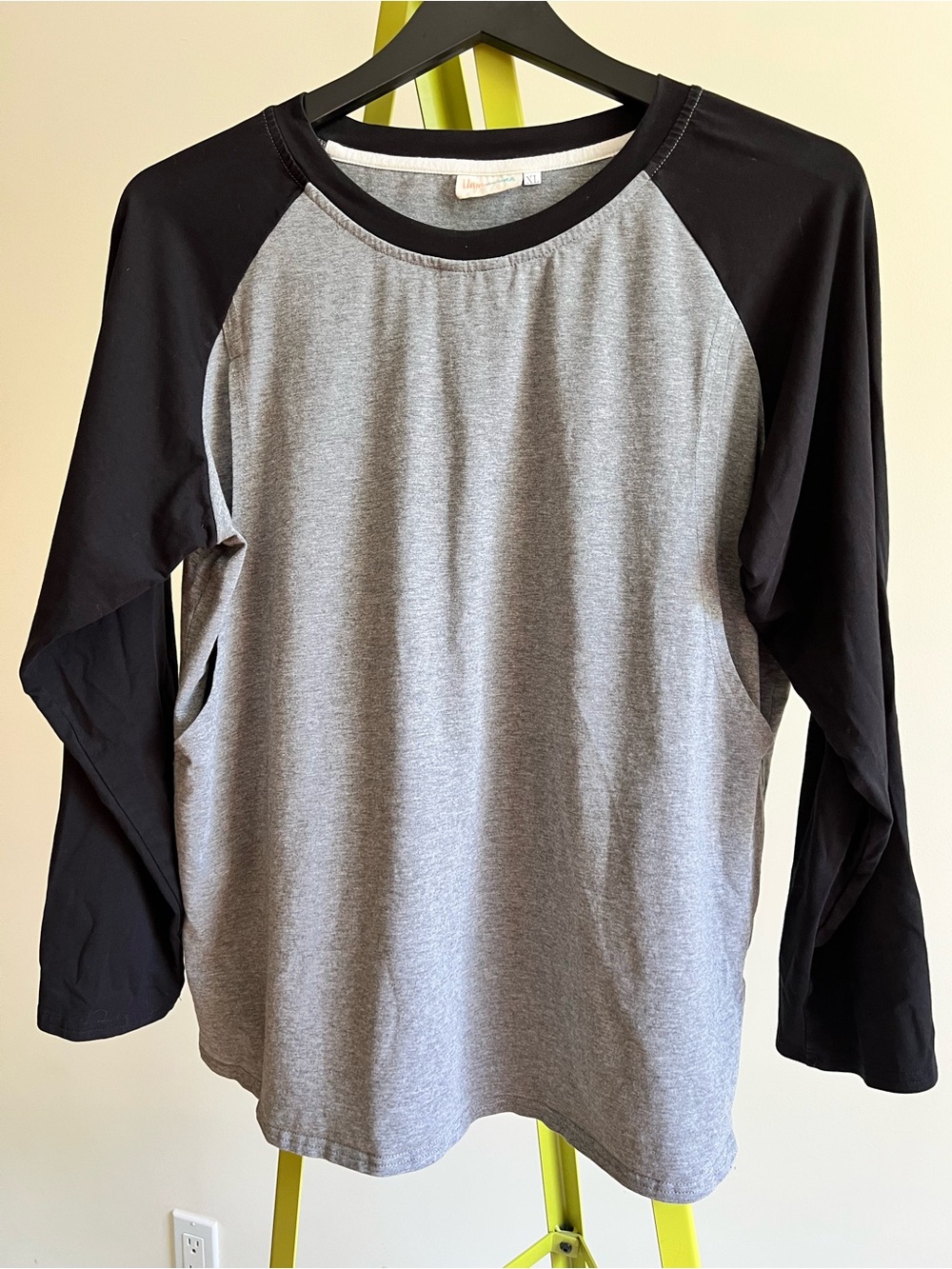 Raglan Long-Sleeve NURSING Tee in Heather Gray and Black 95% Cotton size XL